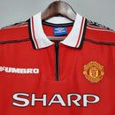 Camisa retrô Manchester United Home 98/99 com detalhes em vermelho e logo da Umbro