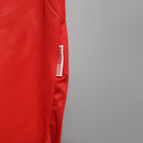 Detalhe da camisa retro do Manchester United 99/00 com etiqueta Only United.