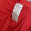 Etiqueta interna do produto Manchester United Home 99/00 Retro, destacando cuidados e instruções de lavagem.