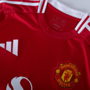 Camisa de futebol Manchester United home 24/25 na cor vermelha com logo da equipe e detalhes em branco.