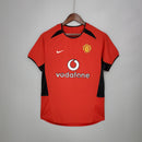 Camisa retrô Manchester United Home 02/04, homenagem ao estilo clássico do clube.