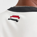 Detalhe da camisa Manchester United terceira 24/25 com logo na parte de trás do colarinho.