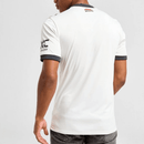 Camisa de jogador Manchester United terceira 24/25, vista traseira, em branco e detalhes em preto.