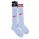 Meias Compridas Futebol Nike brancas com detalhes vermelhos, confortáveis para prática desportiva.