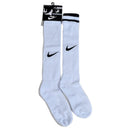 Meias Compridas Futebol Nike brancas com detalhes em preto, ideais para conforto e performance no campo.