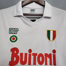 Detalhe da camisola Napoli Away 87/88, destaque para o logo e o bordado, ideal para fãs de camisolas Napoli.