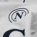 Camisolas Napoli com detalhe do logo em tecido branco, representando o uniforme away 24/25.
