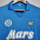 Camisolas Napoli Home 88/89 Retro, detalhe do uniforme azul com logo Mars e emblema da Società Sportiva Calcio Napoli.