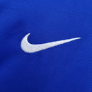 Logo da Nike em tecido azul, detalhe em branco, ideal para camisola Brasil.