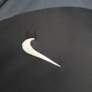 Logotipo da Nike em um tecido preto, parte de um produto PSG Away 01/02 Retro Azul Olympic.