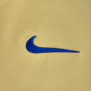 Logo da Nike em azul em tecido amarelo, detalhe da camisola Arsenal Home 93/94 Retro OLYMPIC STORE.