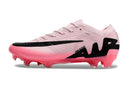 Nike Mercurial vapor 15 FG - Rosa em rosa vibrante com detalhes em preto, ideal para velocidade e controle no futebol.