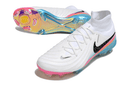 Nike Phantom Luna Elite FG - Branca, Rosa, Laranja e Azul, chuteiras de futebol com design inovador e tecnologia de desempenho.