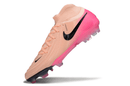 Nike Phantom Luna Elite FG - Rosa e Preta - Pack Prism em destaque, chuteira de futebol inovadora e estilosa.