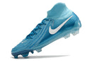 Nike Phantom Luna Elite NU FG Azul "Mad Ambition Pack" em tom azul com detalhes brancos.