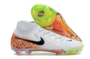 Nike Phantom Luna Elite NU FG em destaque, chuteira de futebol com design inovador e sola FG.