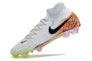 Nike Phantom Luna Elite NU FG com design moderno e ajuste anatômico para controle e conforto em campo.