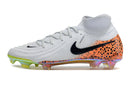 Chuteira Nike Phantom Luna Elite NU FG destacando o design inovador e a sola FG para desempenho em campo.