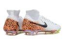 Nike Phantom Luna Elite NU FG, chuteiras de futebol brancas com detalhes coloridos e sola FG.