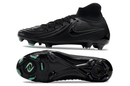 Nike Phantom Luna Elite NU FG Preta "Black Pack" vista lateral e inferior da chuteira de futebol preta.