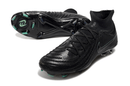 Nike Phantom Luna Elite NU FG Preta "Black Pack" em preto total, chuteira de futebol com tecnologia de ponta.