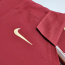 Logo da Nike em um tecido vermelho, parte detalhada do Arsenal Away 05/06 Retro Olympic Store.
