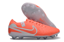 Nike Tiempo Legend 10 FG - Laranja e Branca - Pack Mad Energy para futebol, design inovador e vibrante.