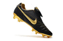Nike Tiempo Legend 7 R10 FG Preta e Dourado, chuteira de futebol preta e dourada com design sofisticado e tecnologia avançada.