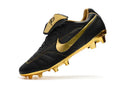 Nike Tiempo Legend 7 R10 FG Preta e Dourado, bota de futebol elegante com design preto e dourado.