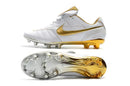 Nike Tiempo Legend 7 R10 FG Branca e Dourada - Chuteira de Futebol com design exclusivo em branco e dourado.