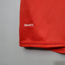 Detalhe da camisa retro Manchester United Home 07/08, destacando logo NikeFIT em vermelho.