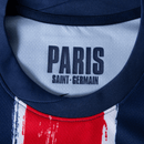 Gola do uniforme PSG Home 24/25 azul, destacando a marca Paris Saint-Germain.