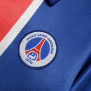 Logo do PSG Home 98/99 Retro Azul e Vermelho com design icônico do Paris Saint-Germain.