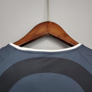 Detalhe da parte de trás da camiseta PSG Away 01/02 Retro Azul Olympic, com gola branca e design moderno.