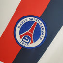 Emblema do time Paris Saint-Germain em uniforme retro branco, destacando o PSG Away 02/03.