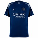 Camisola PSG fourth 24/25 Azul Marinho com logo Jordan e estampas de patrocinador, disponível na OLYMPIC STORE.