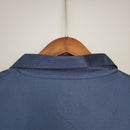 Detalhe da gola da camisa PSG Home 01/02 Retro Azul Olympic, destacando o tecido e o estilo.