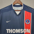Camiseta PSG Home 02/03 Retro com logo, detalhes em azul e vermelho, ideal para fãs do clube.