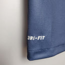Detalhe da camisola PSG Home 12/13 Retro Azul Marinho, mostrando a tecnologia DRI-FIT para conforto e desempenho.