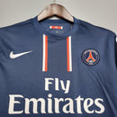 Camisola PSG Home 12/13 Retro Azul Marinho com logo e design clássico, perfeita para fãs do clube.