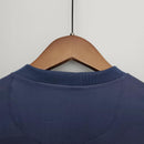 Detalhe da parte de trás da camisa PSG Home 13/14 Retro Azul Olympic pendurada em cabide.