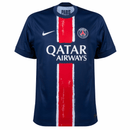 Camisa PSG Home 24/25 azul com logo Qatar Airways, disponível na Olympic Store.