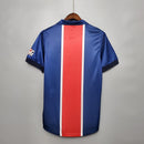 Camisola PSG Home 98/99 Retro Azul e Vermelho com detalhes em listras brancas, vista traseira.