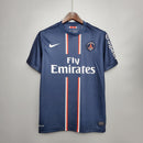 Camisola PSG Home 12/13 Retro Azul Marinho, vestuário icônico do clube, disponível na OLYMPIC STORE.