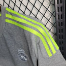 Detalhe da camisola de futebol Real Madrid Away 15/16 retro cinza, com listras verdes e logo do clube.