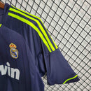 Camisa de futebol Real Madrid Away 12/13 Retro Azul com detalhes em verde, disponível na OLYMPIC STORE.