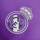 Logotipo do Real Madrid em destaque em uma camisola roxa