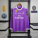 Camisola de futebol Real Madrid Away Jersey 16/17 Retro com mangas longas e em destaque no cabide.