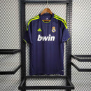 Camisa de futebol Real Madrid Away 12/13 Retro Azul com detalhes em verde, disponível na OLYMPIC STORE.