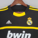 Camisola de goleiro Real Madrid 11/12 retro, cor preta com detalhes amarelos e logotipo Adidas.